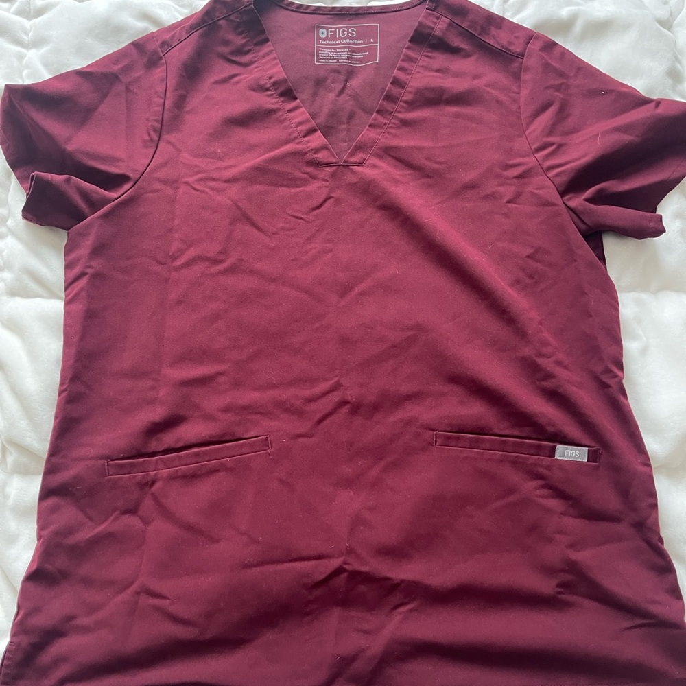 FIGS Casma™ Three-Pocket Scrub Top burgundy